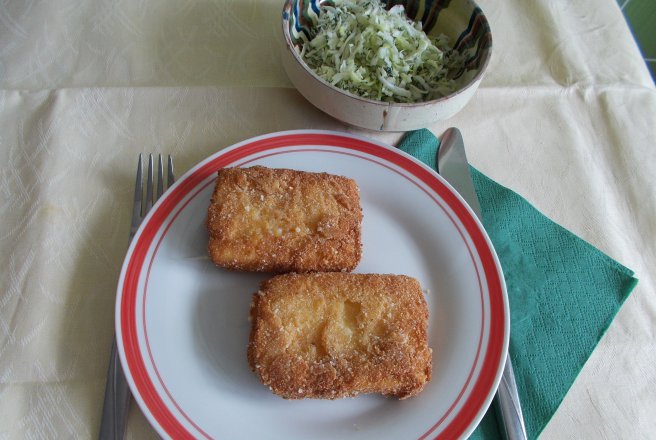 Aperitiv cascaval pana, cu salata de varza