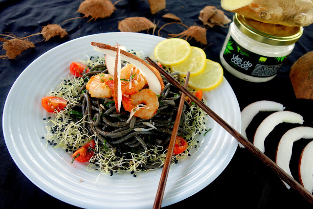 Spaghete negre cu creveti in sos de cocos