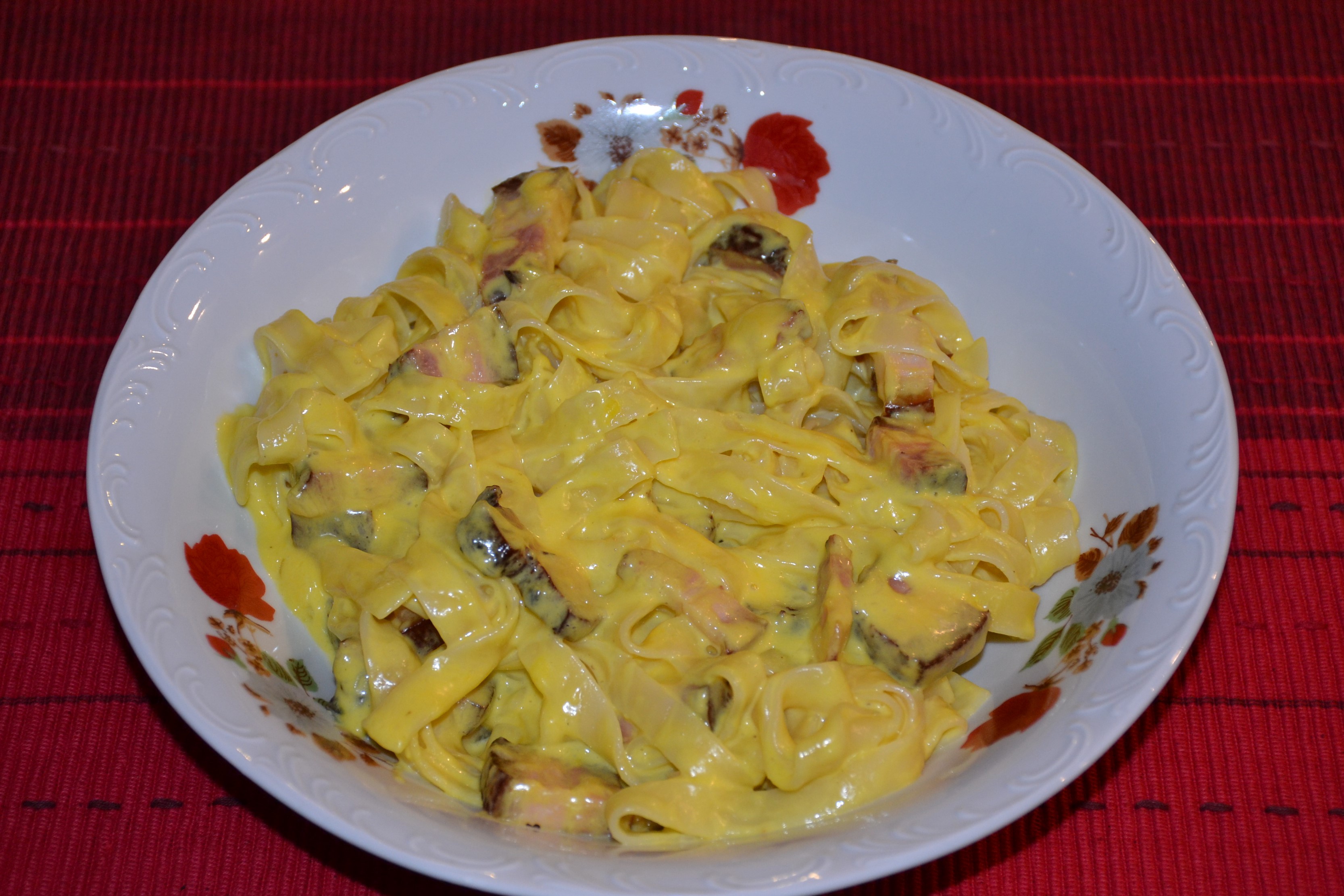 Paste carbonara cu sos de smantana