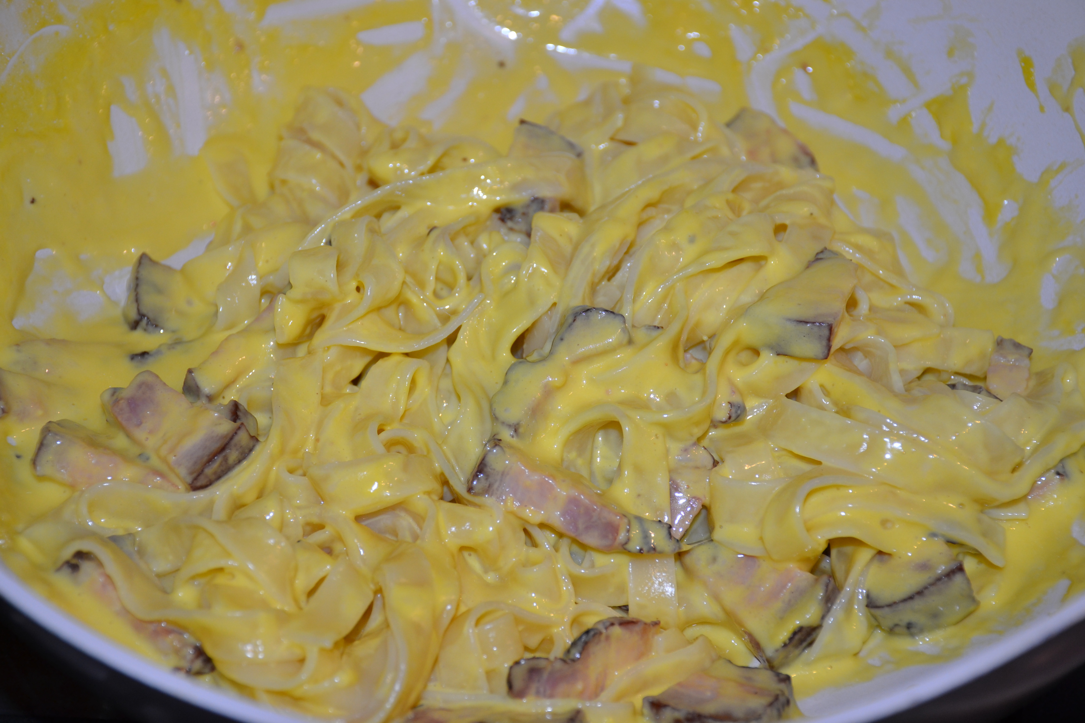 Paste carbonara cu sos de smantana