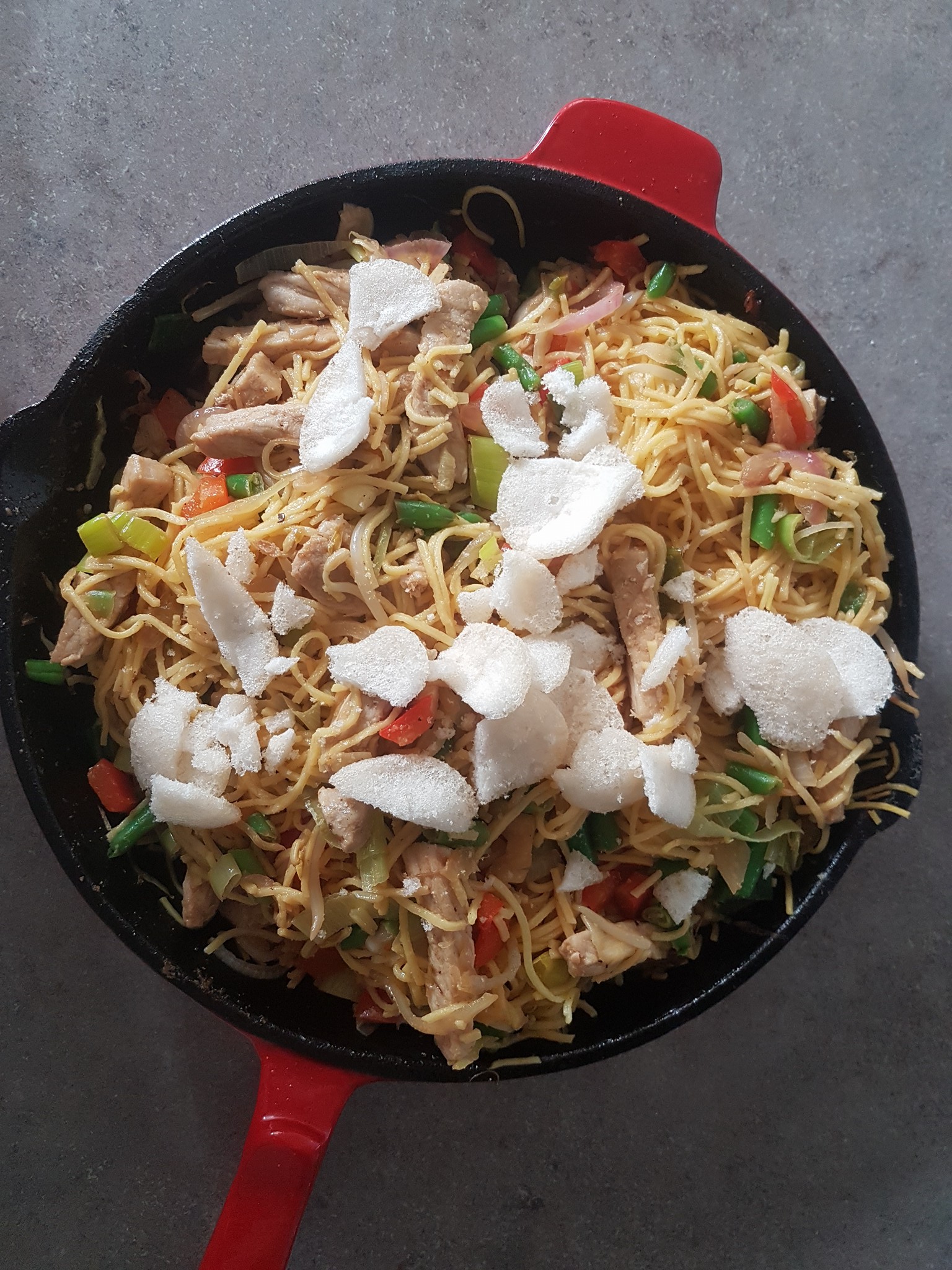 Bami (Taitei in stil indonezian, cu legume si carne de porc)