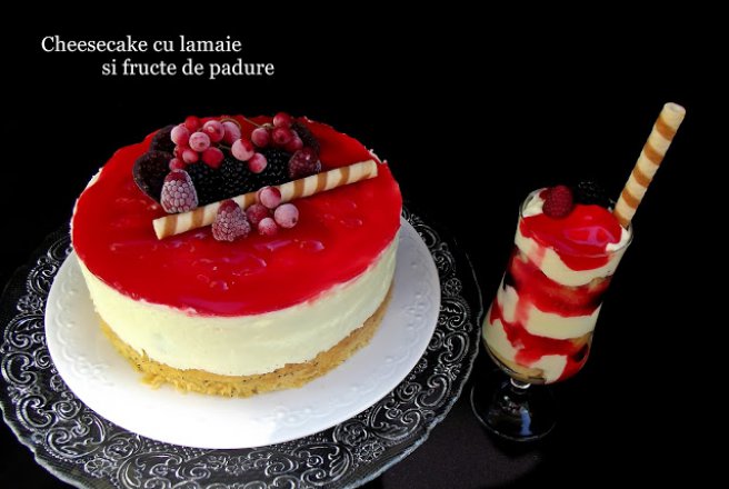 Cheesecake cu lamaie si fructe de padure