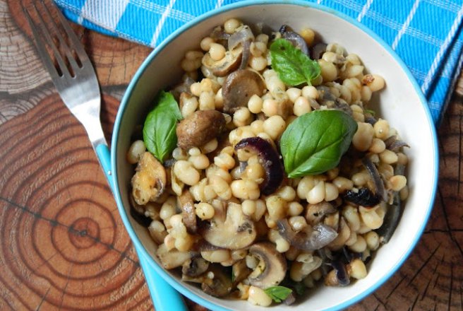 Salata calda de fasole alba si ciuperci