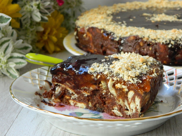 Desert tort de biscuiti (de post) cu stafide si gem de caise