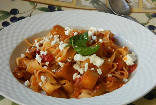 Tagliatelle cu vinete, rosii si branza feta