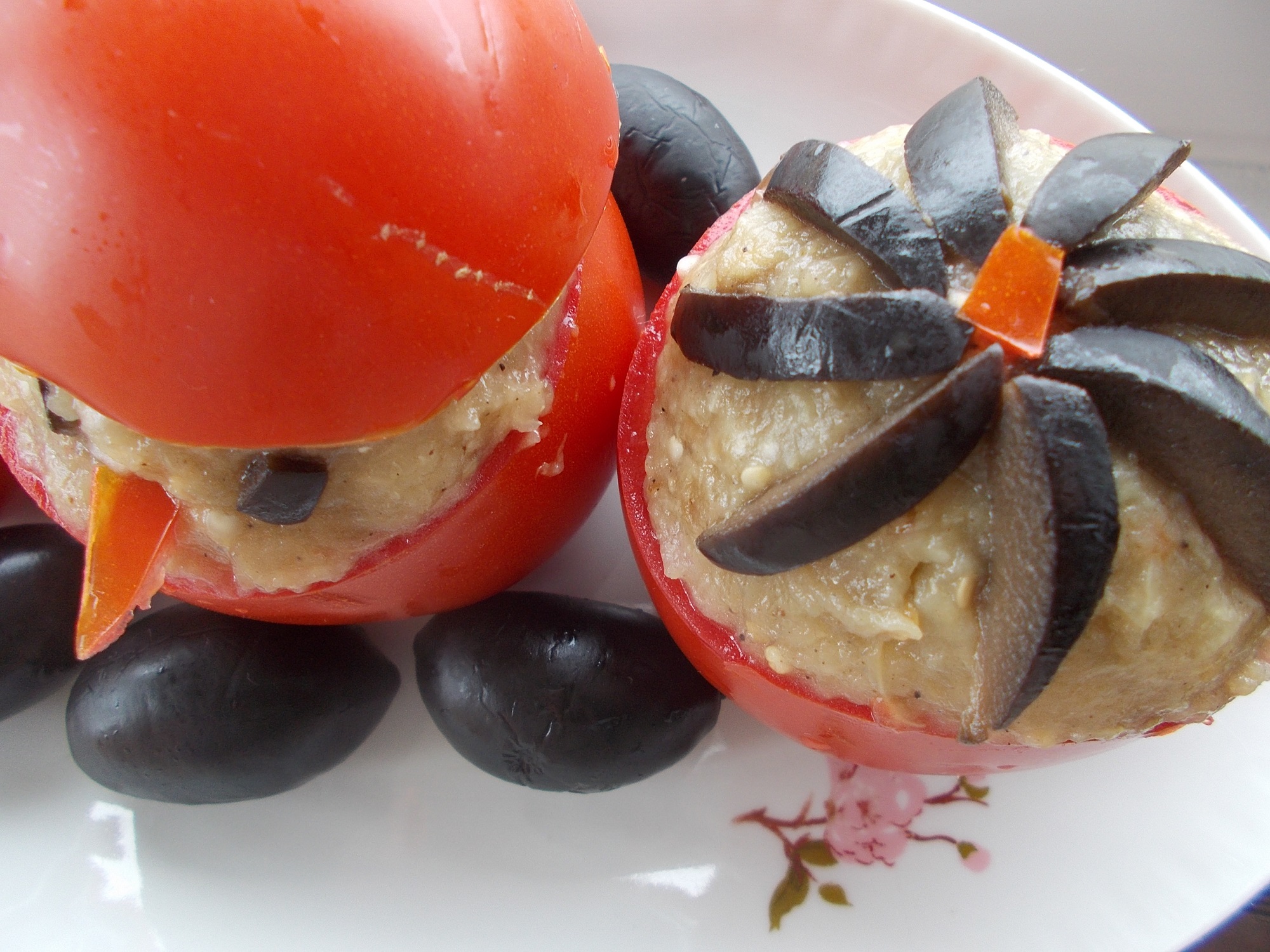 Aperitiv de post: rosii umplute cu salata de vinete