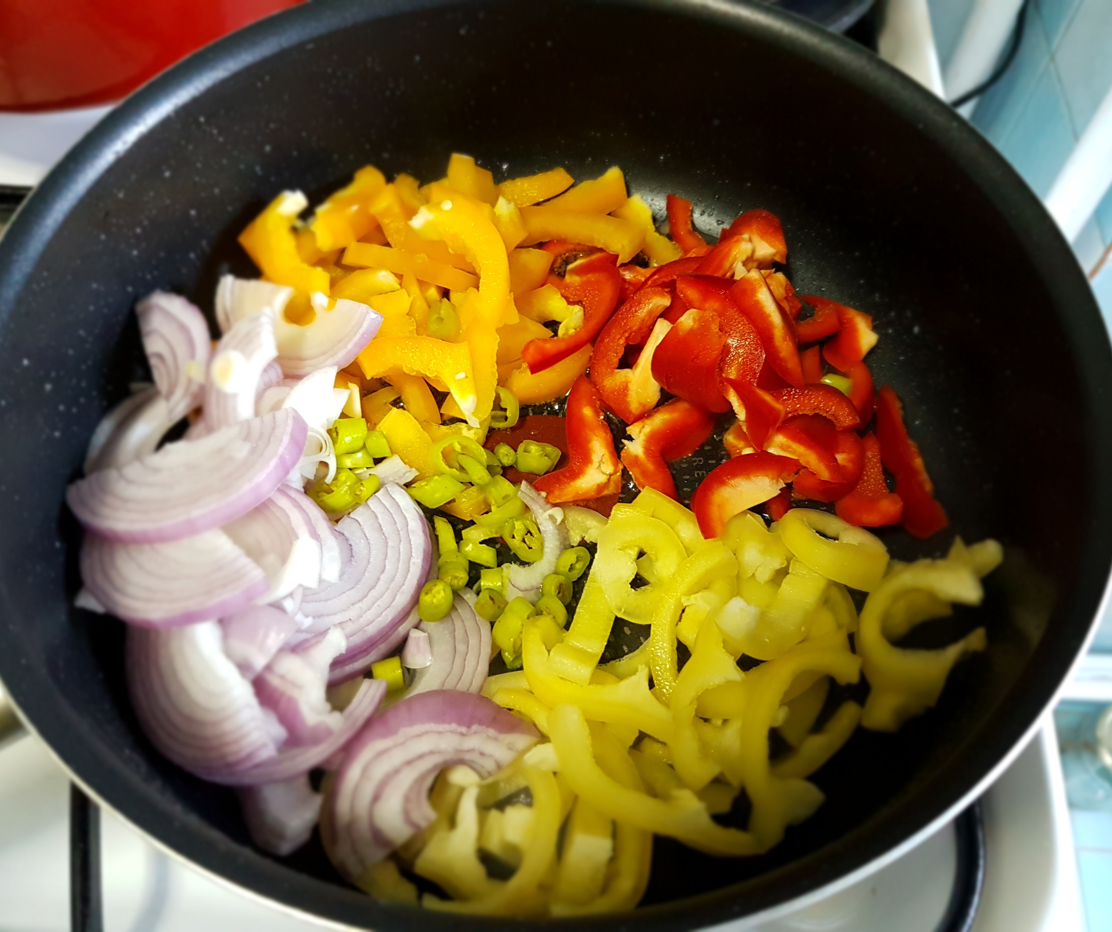 Fusilli cu pui, legume si branza de burduf, in lapte