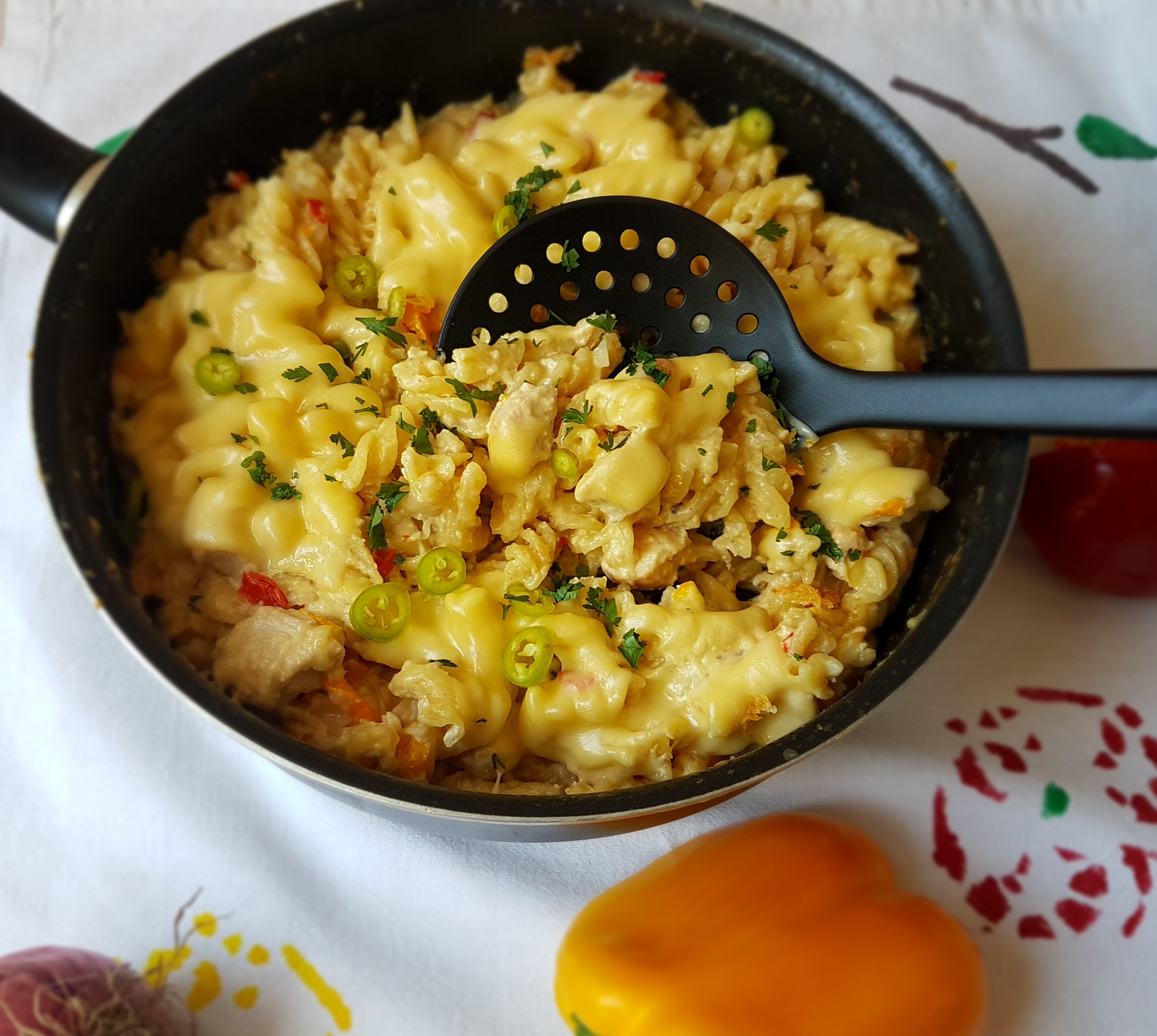 Fusilli cu pui, legume si branza de burduf, in lapte