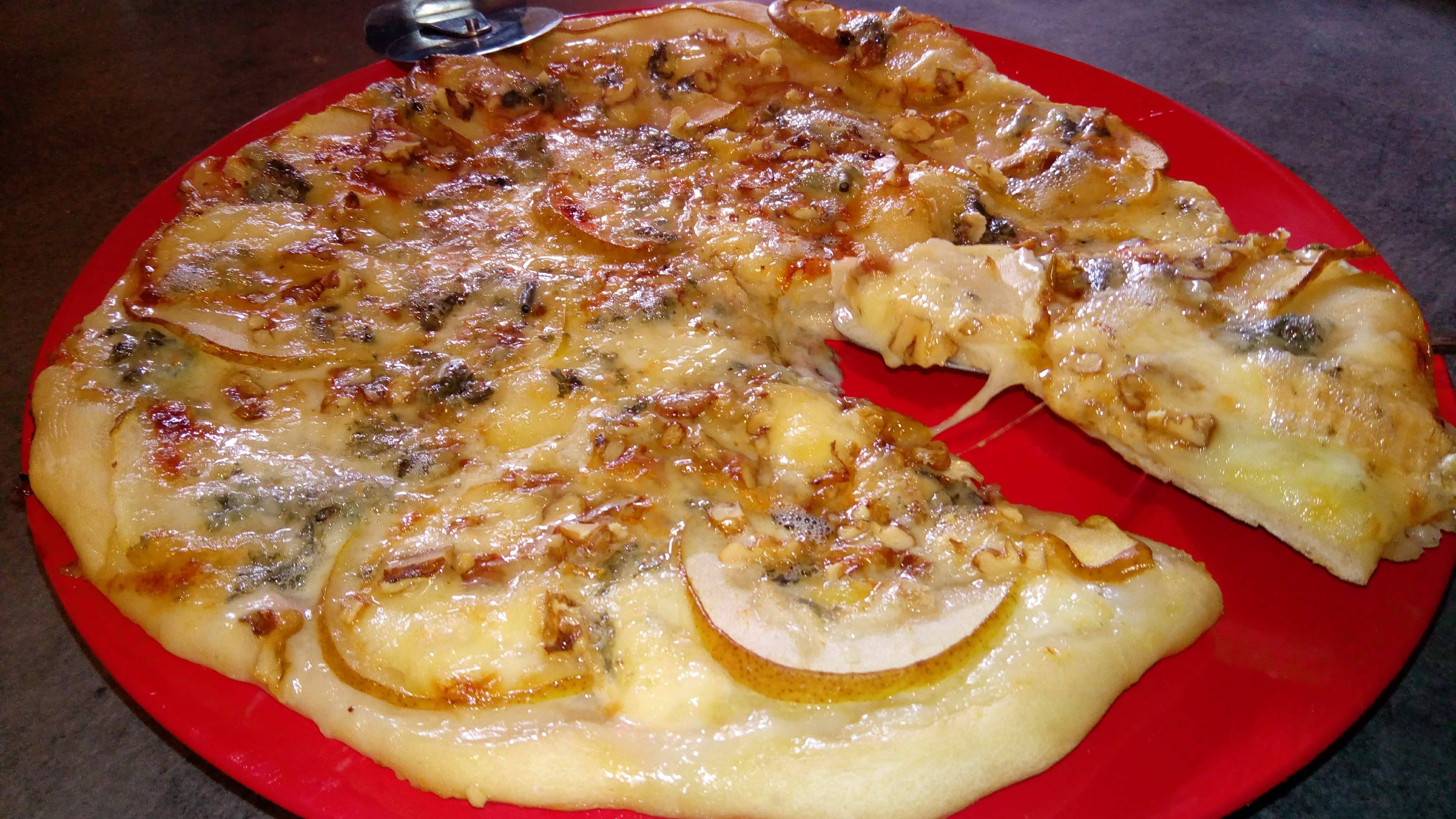 Pizza cu nuci, pere si gorgonzola