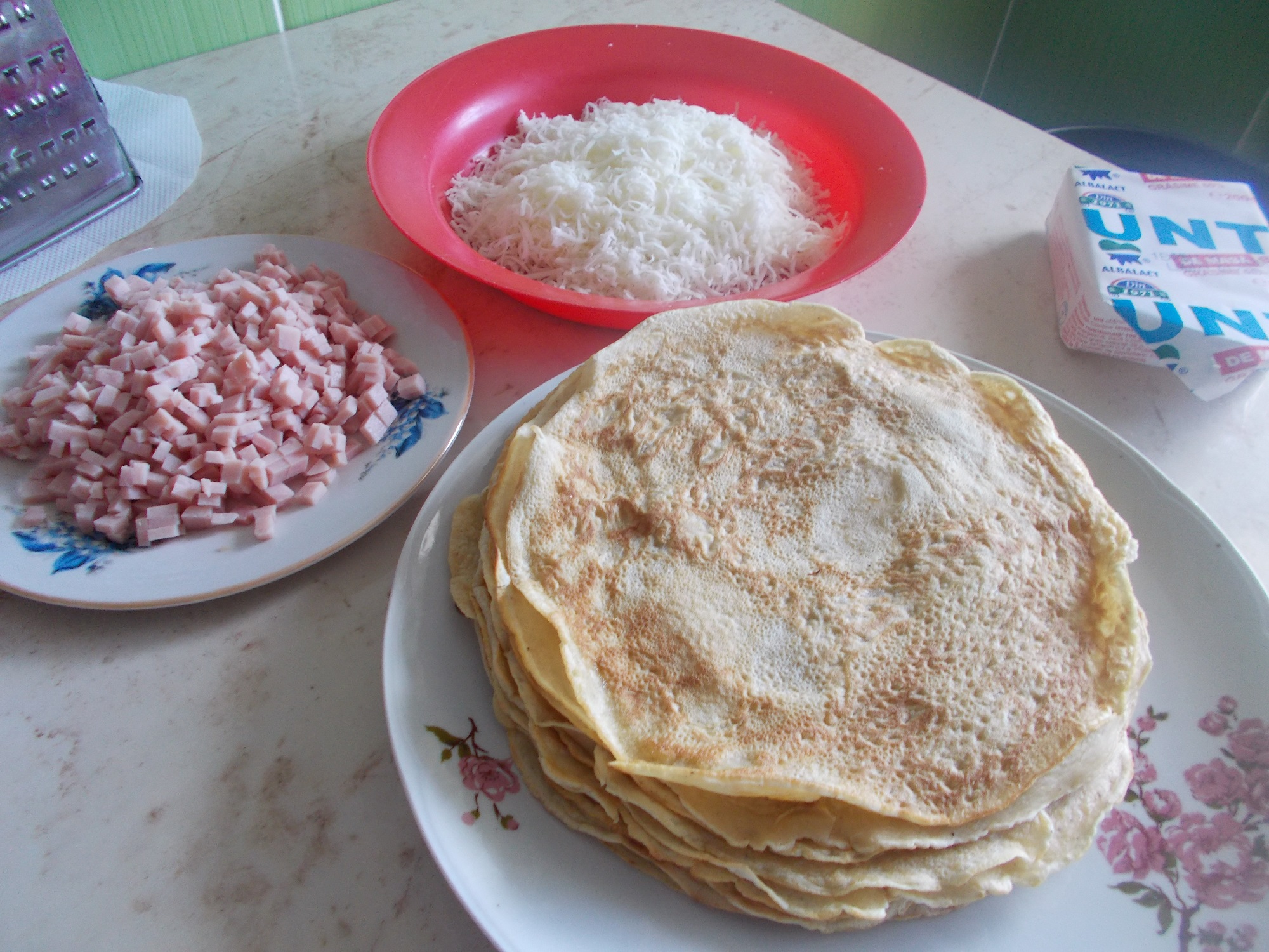 Aperitiv clatite cu sunca si cascaval