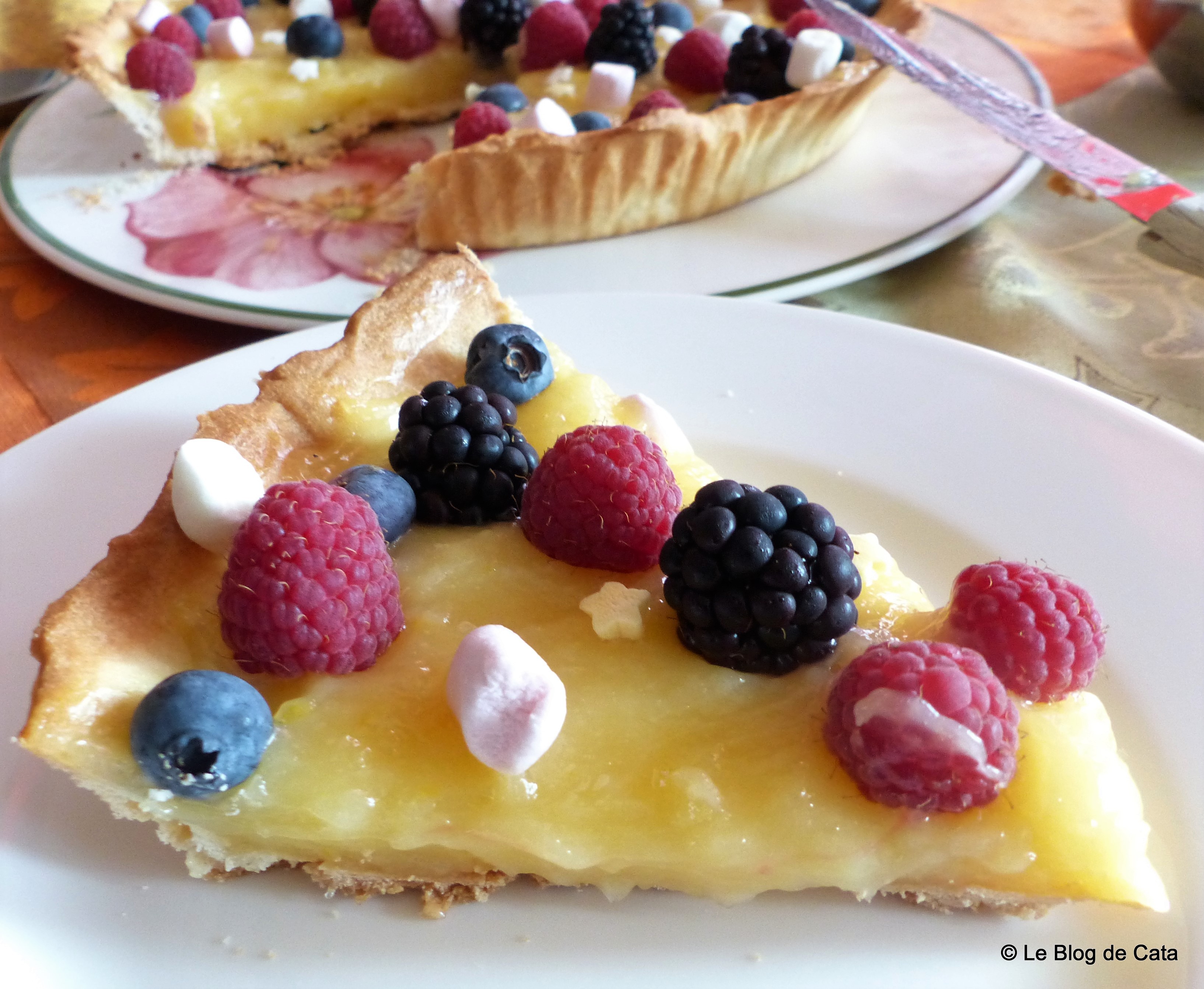 Desert tarta cu lamaie si fructe de padure