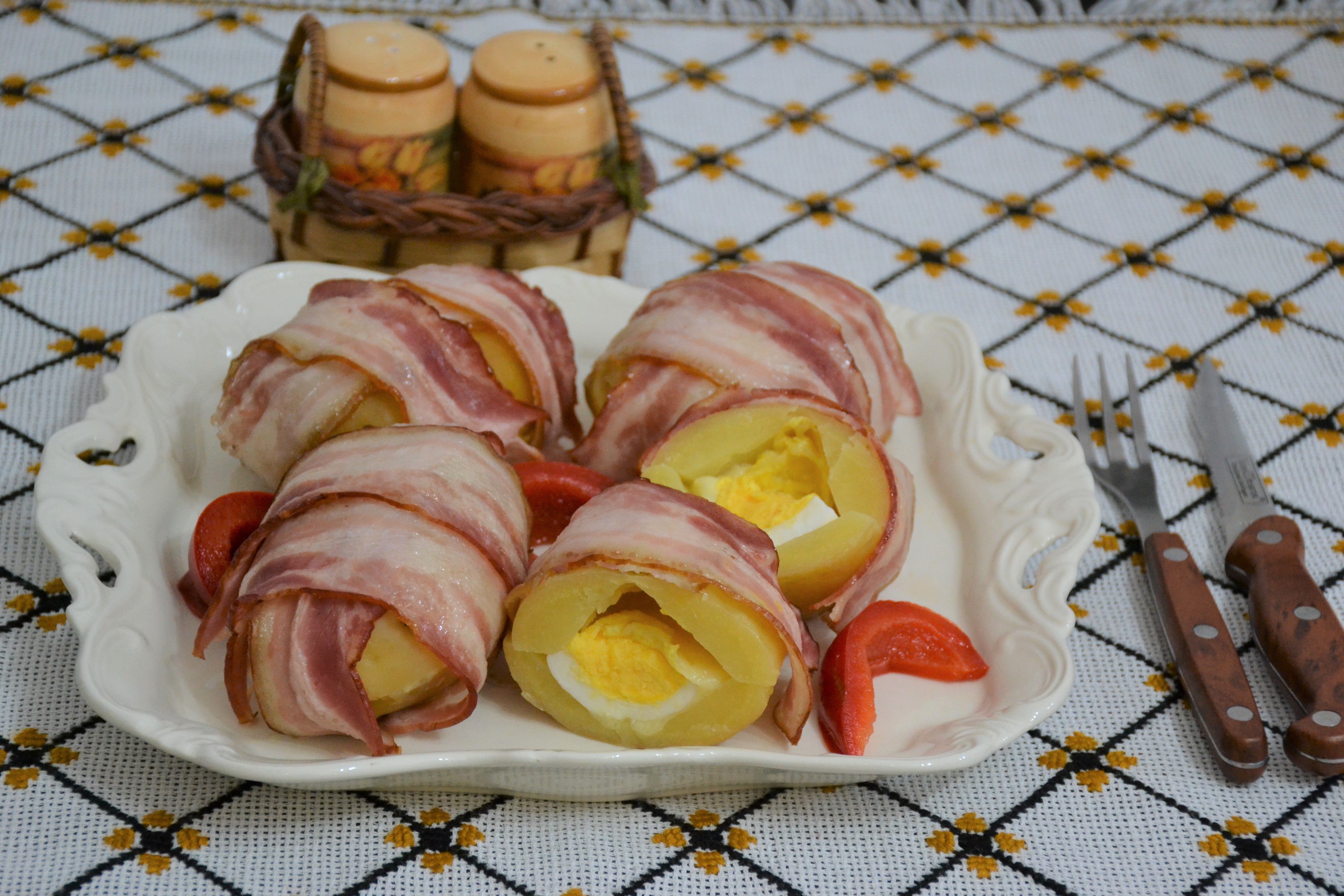 Aperitiv cartofi umpluti cu mozzarella si ou fiert, inveliti in bacon