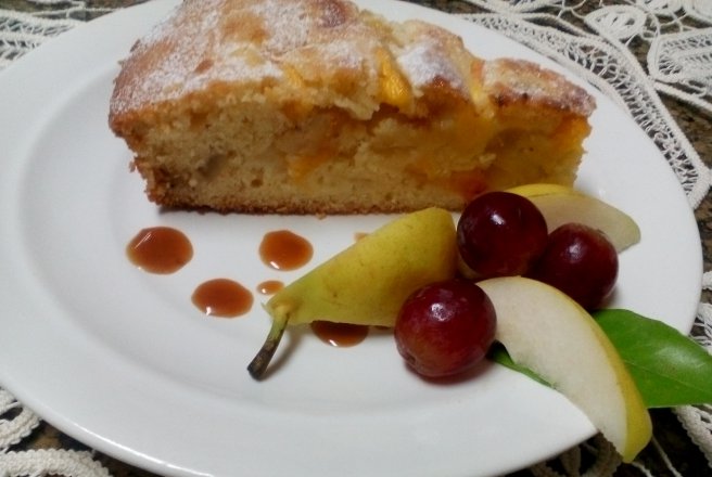 Desert tarta cu fructe de toamna (mere, pere, struguri)