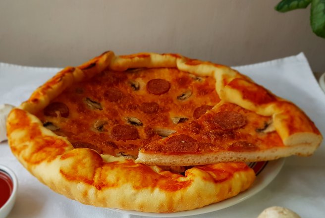 Aperitiv tarta rustica cu mozzarela, carnati si ciuperci