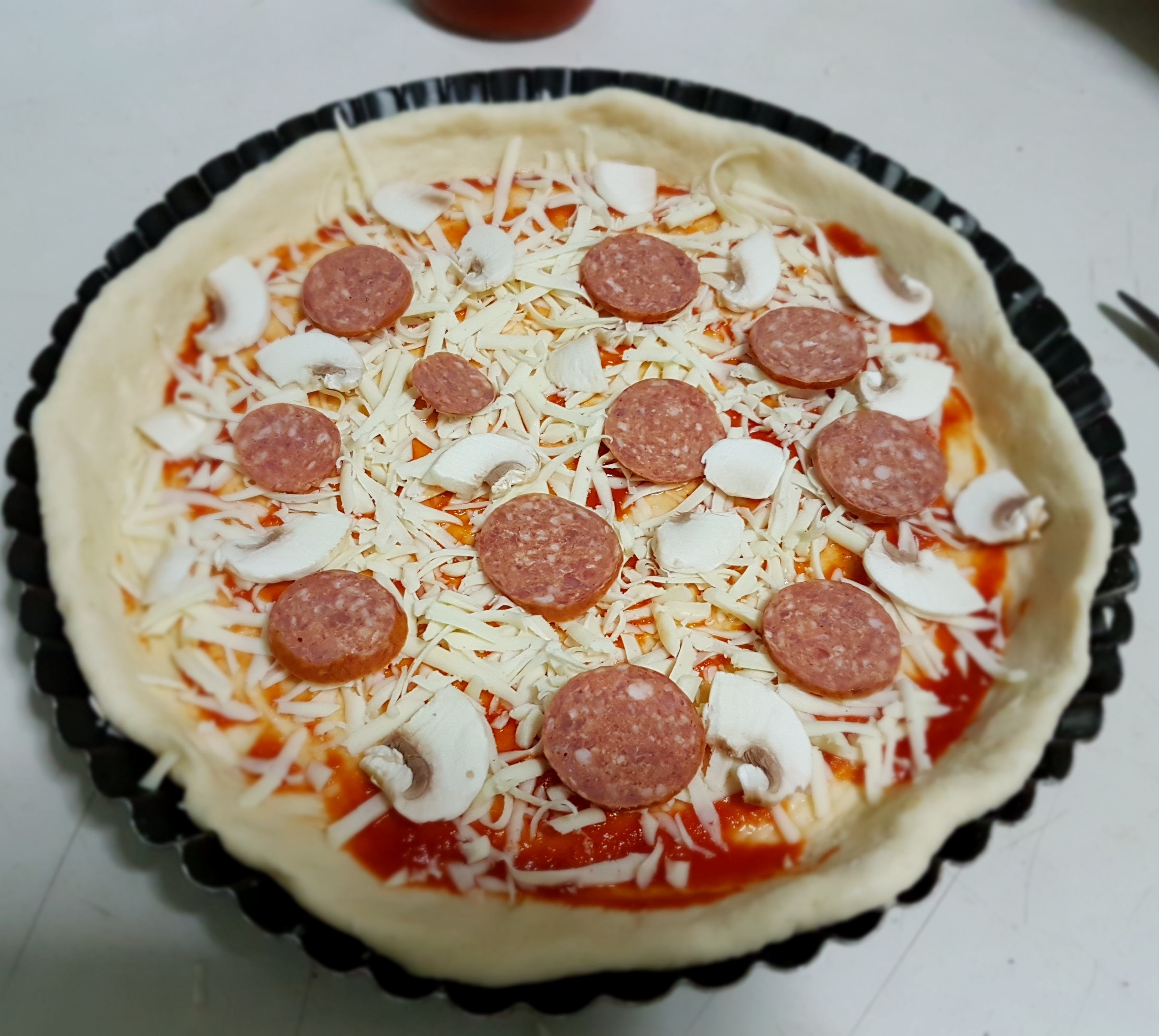 Aperitiv tarta rustica cu mozzarela, carnati si ciuperci