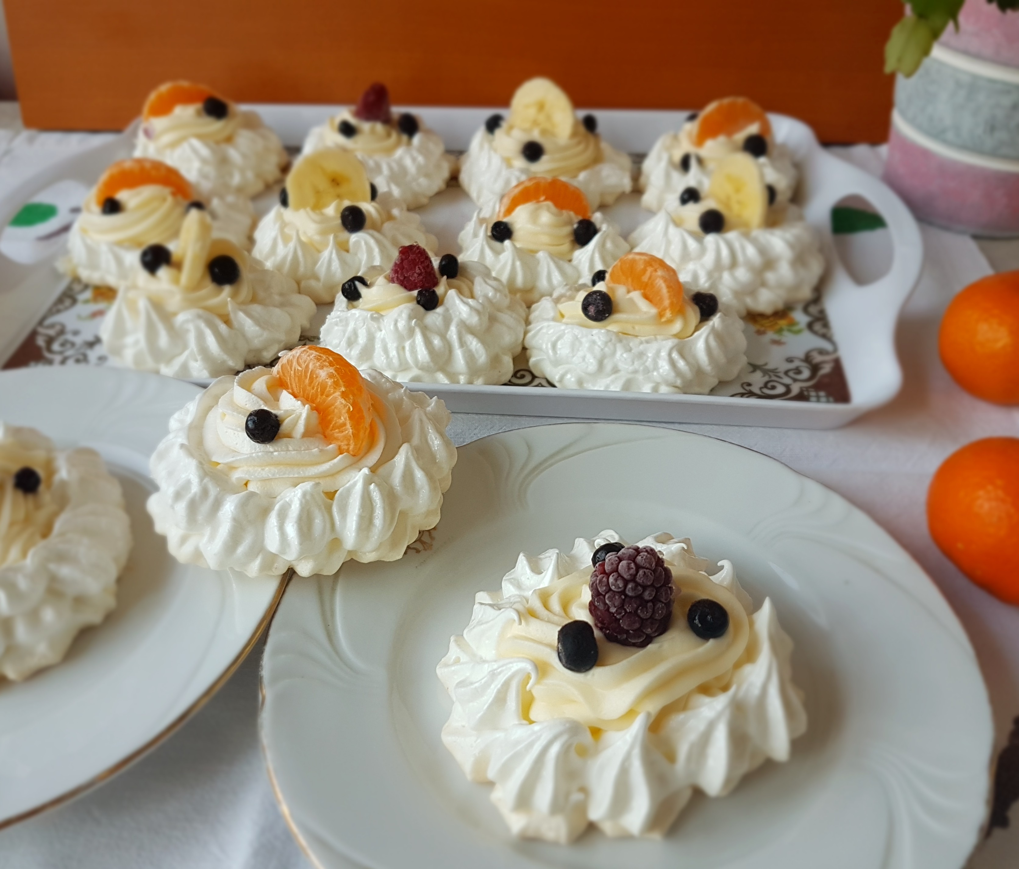 Desert cosulete Pavlova cu crema de lamaie si fructe