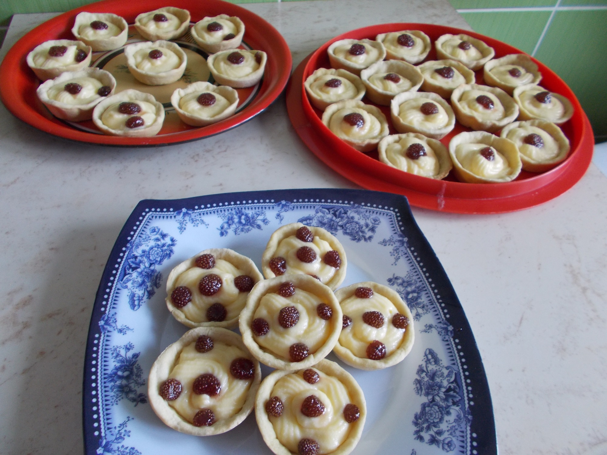 Desert cosulete cu crema de vanilie si fragi din dulceata