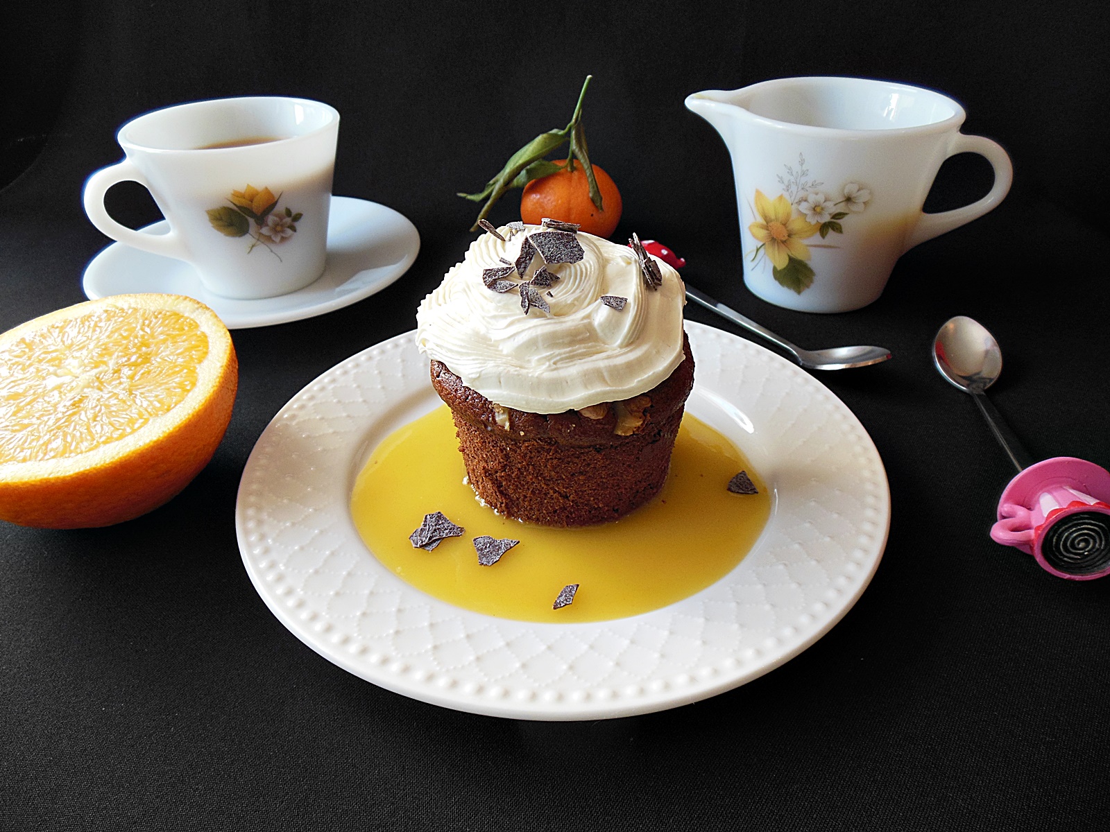 Desert prajiturele cu ganache de ciocolata alba si sos de portocale