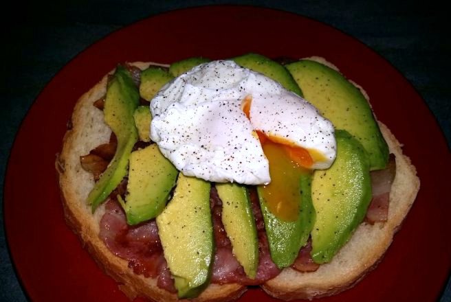 Sandvis cu bacon, avocado si ou posat