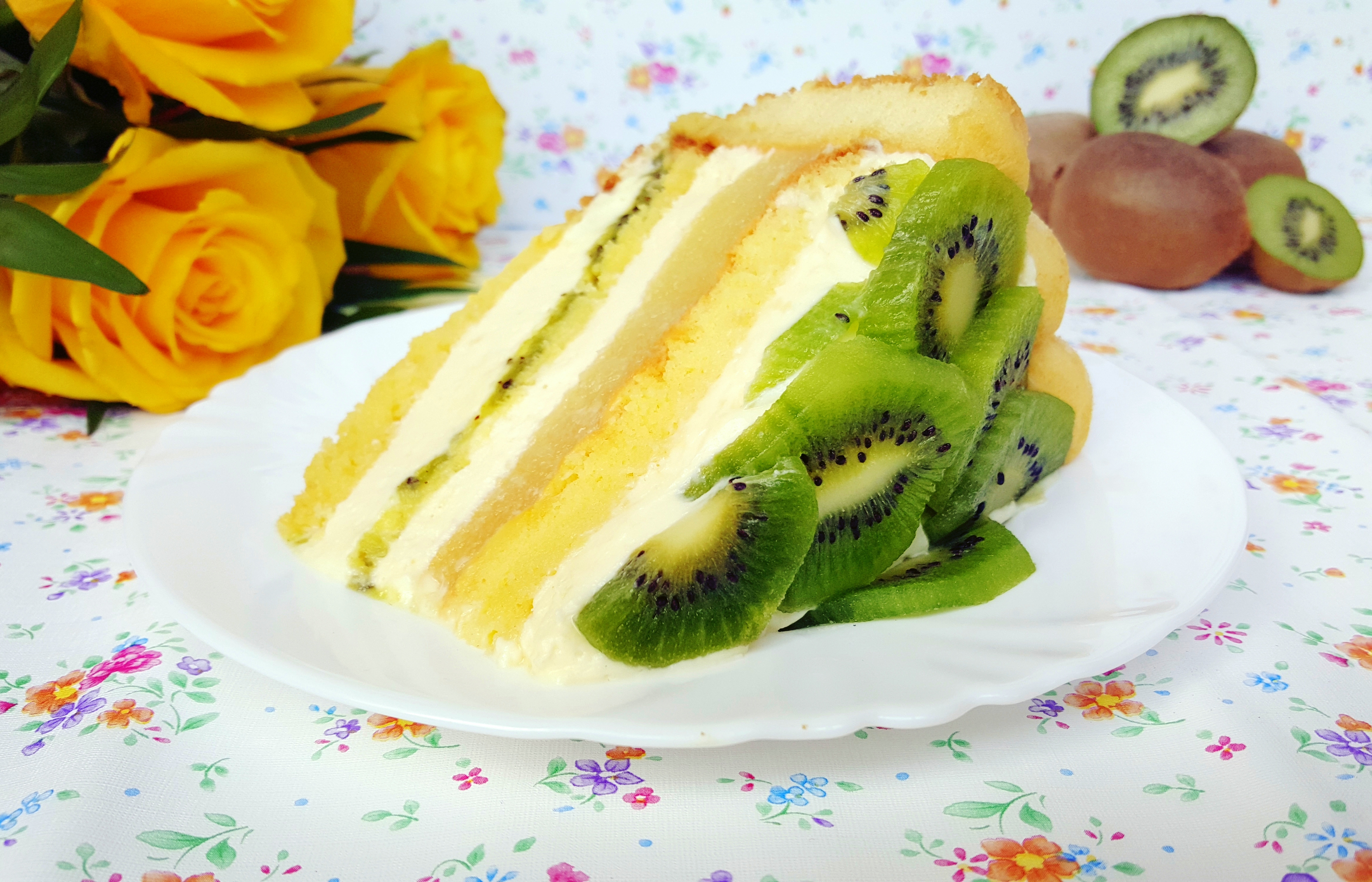 Desert tort cu crema de vanilie, kiwi si ananas