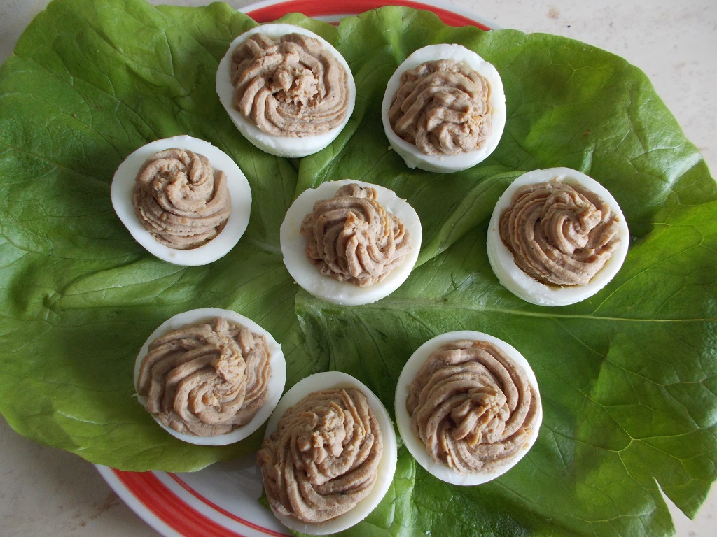 Aperitiv oua umplute cu pate din ficatei de pui