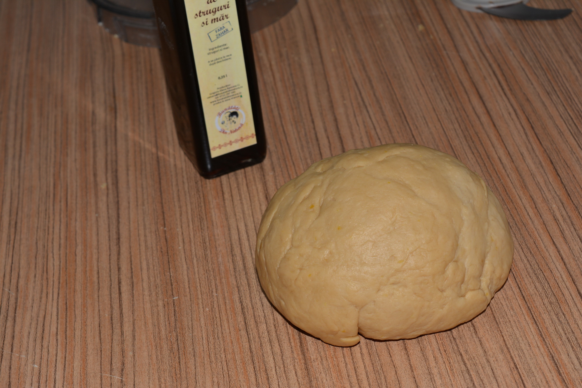 Desert strudel cu aluat fraged de casa, umplutura de mar si crema de vanilie