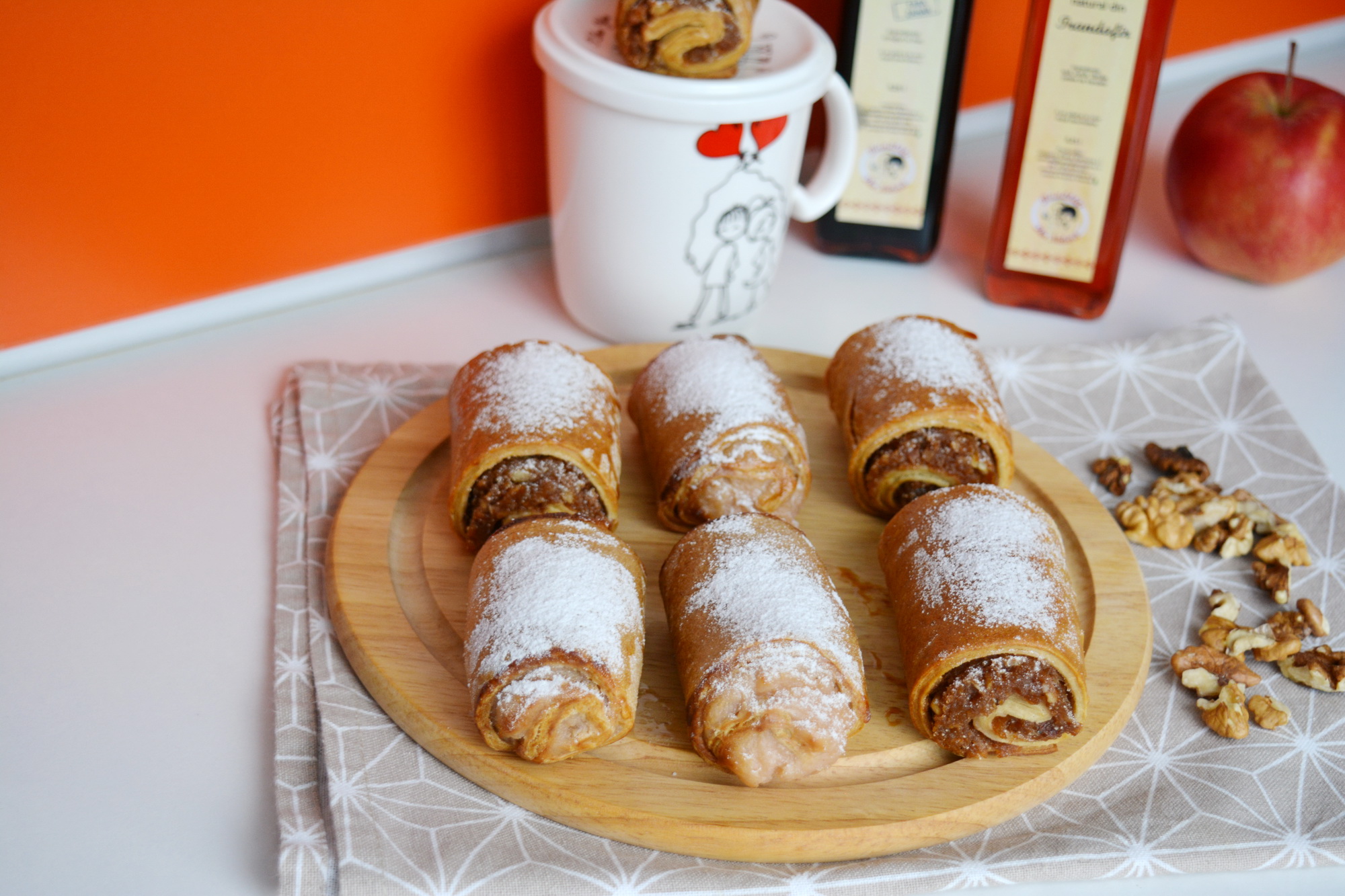 Desert strudel cu aluat fraged de casa, umplutura de mar si crema de vanilie