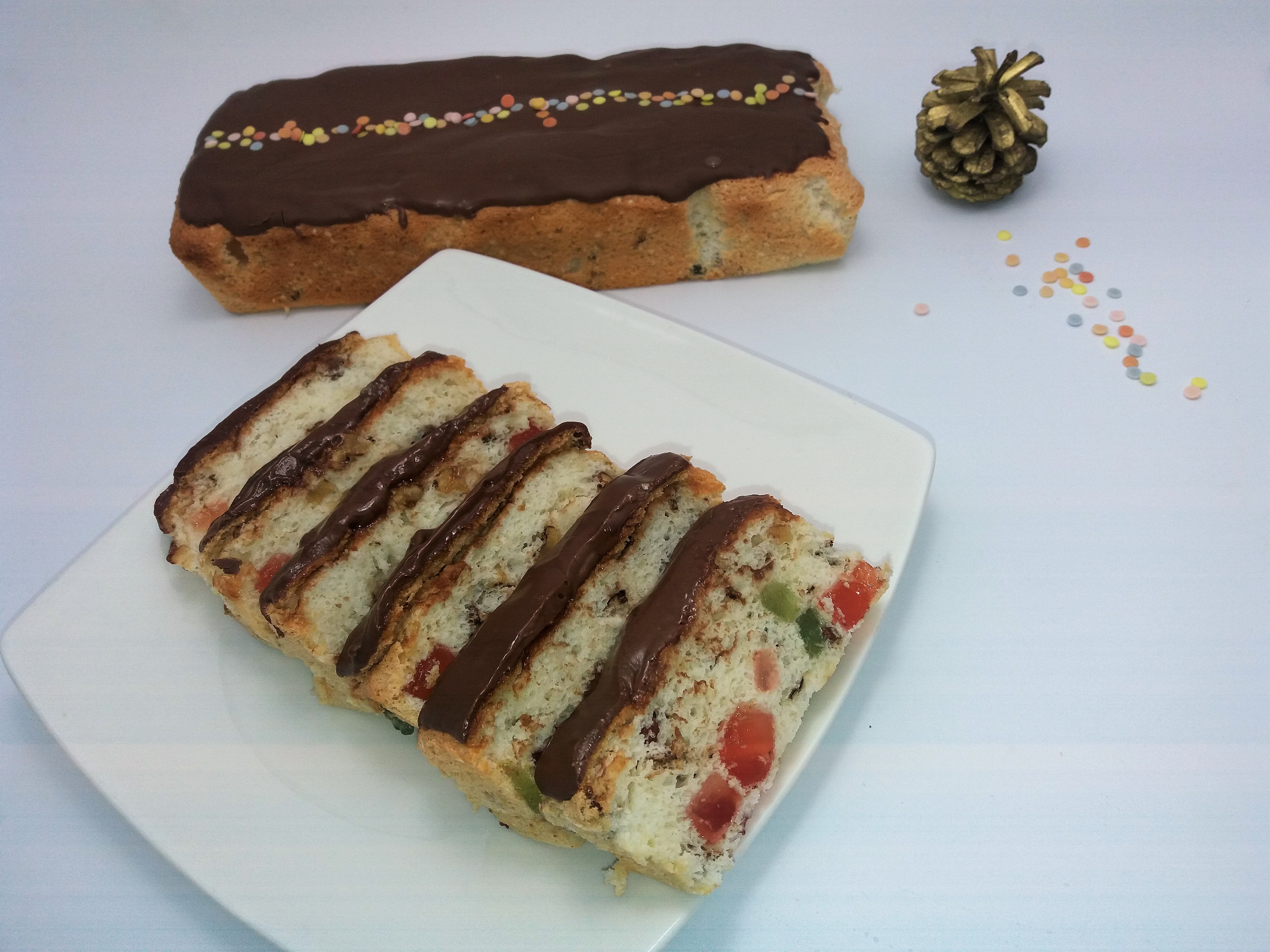 Desert chec din albusuri cu rahat si nuca glazurat cu ciocolata