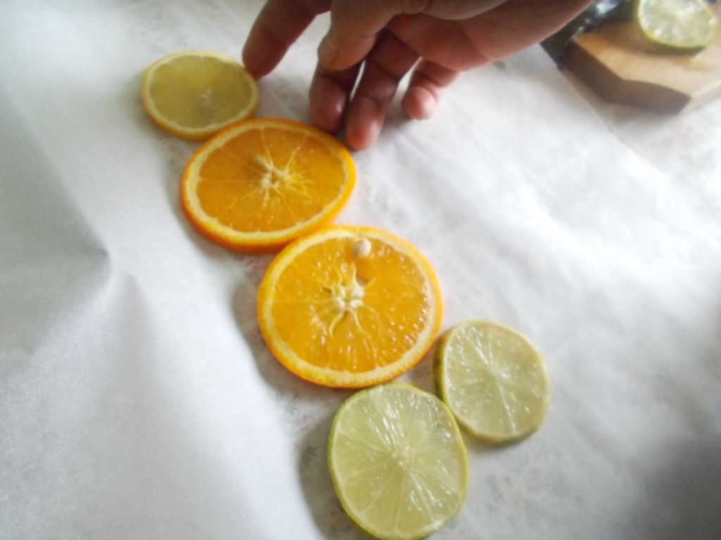 Pastrav la cuptor, pe pat de portocala, lamaie si limeta