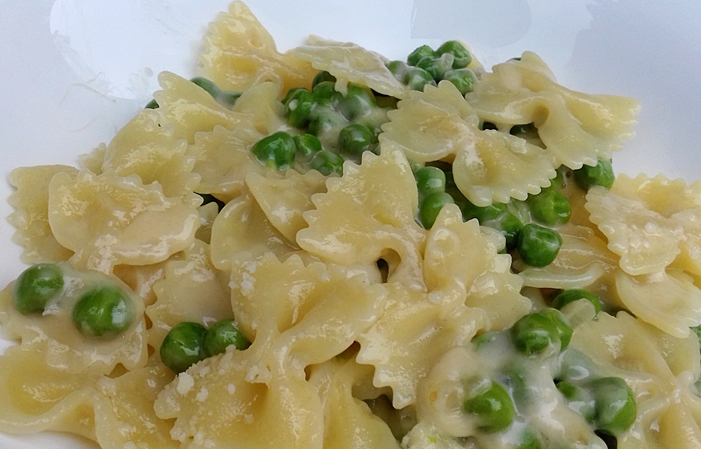 Farfalle cu mazare in crema alba