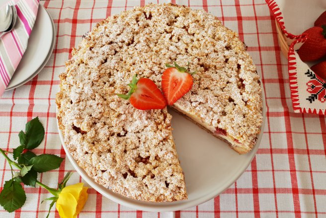 Desert tarta crumble cu mascarpone si capsuni