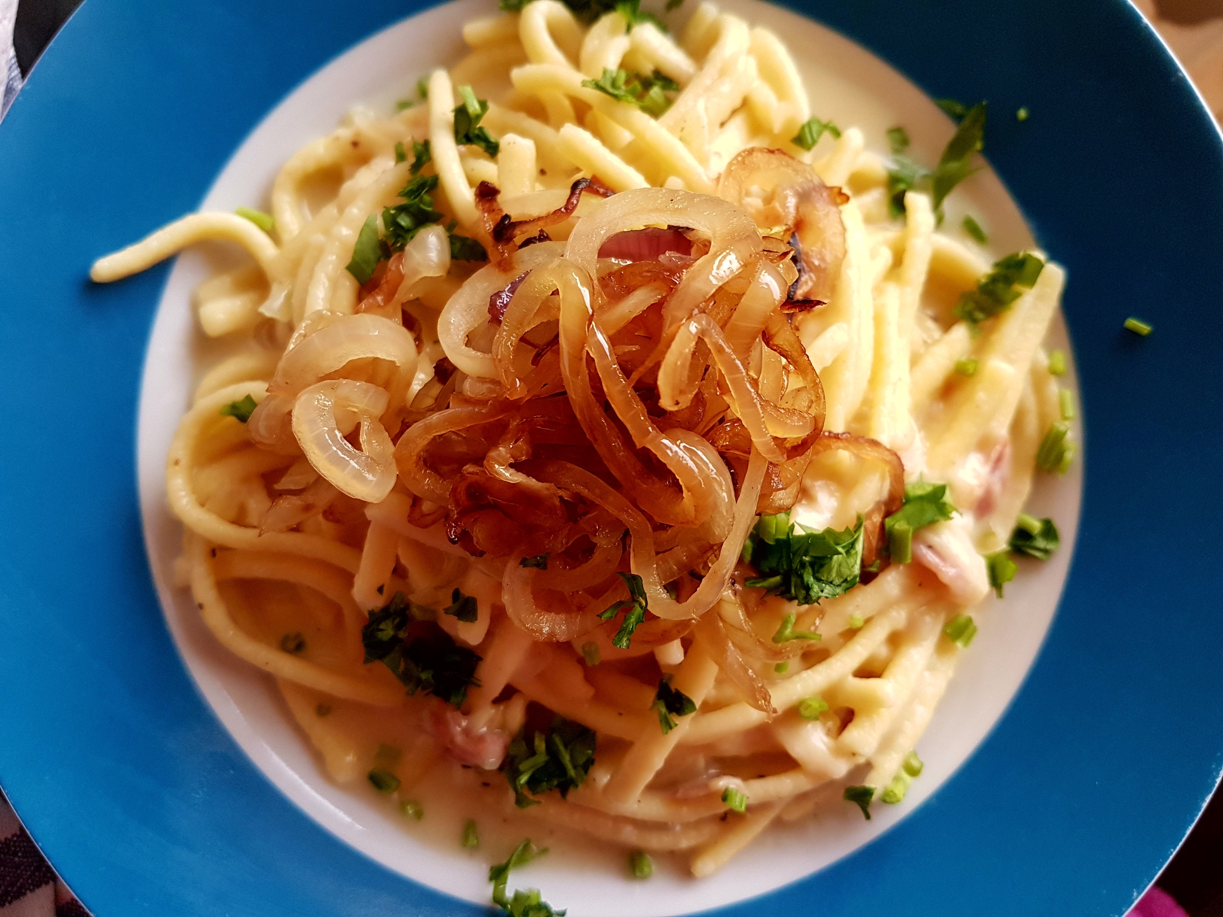 Spaetzle (taitei germani) cu ceapa caramelizata si sos de branza