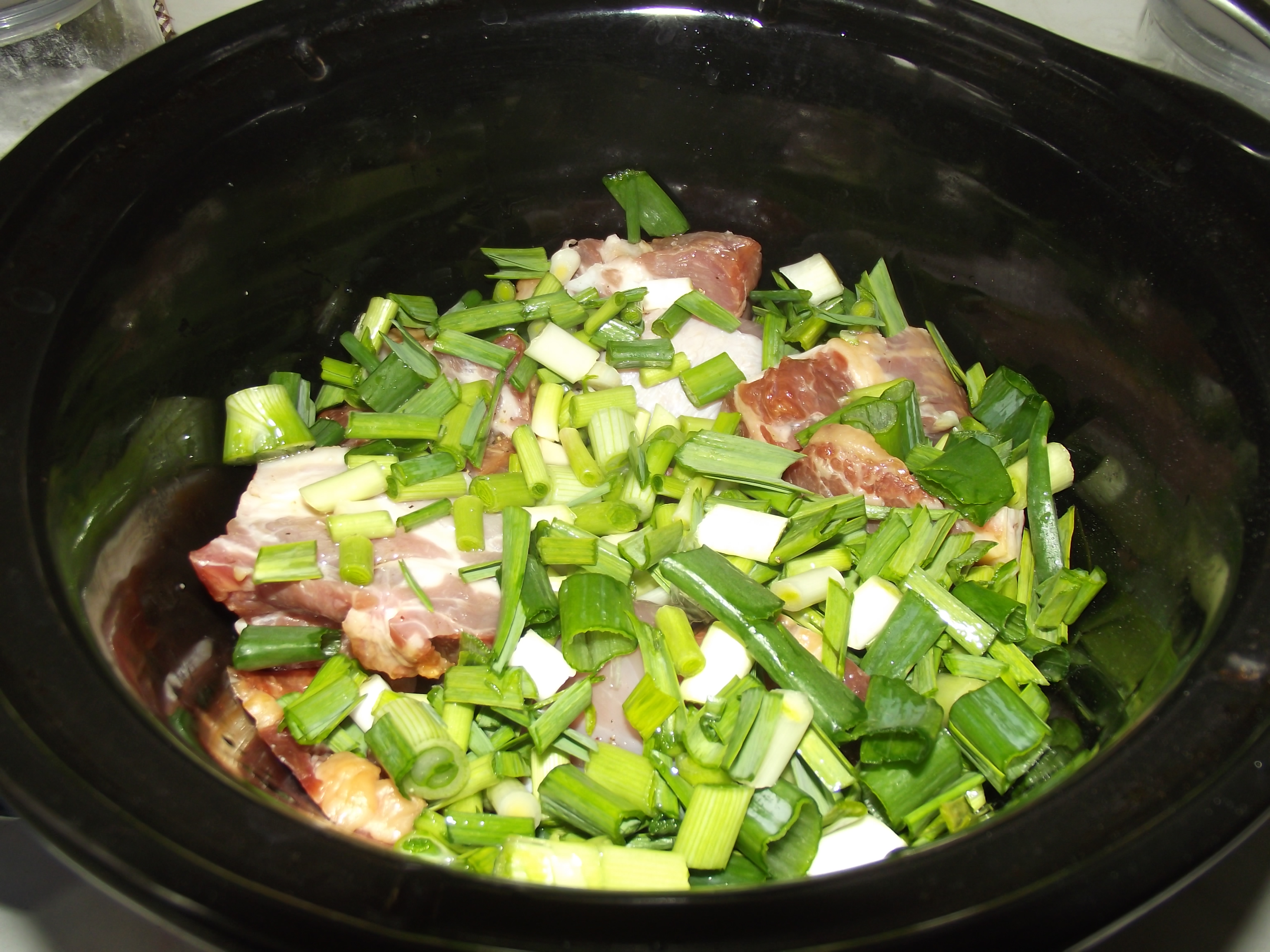 Friptura de pui si porc la slow cooker Crock-Pot cu sos de usturoi verde