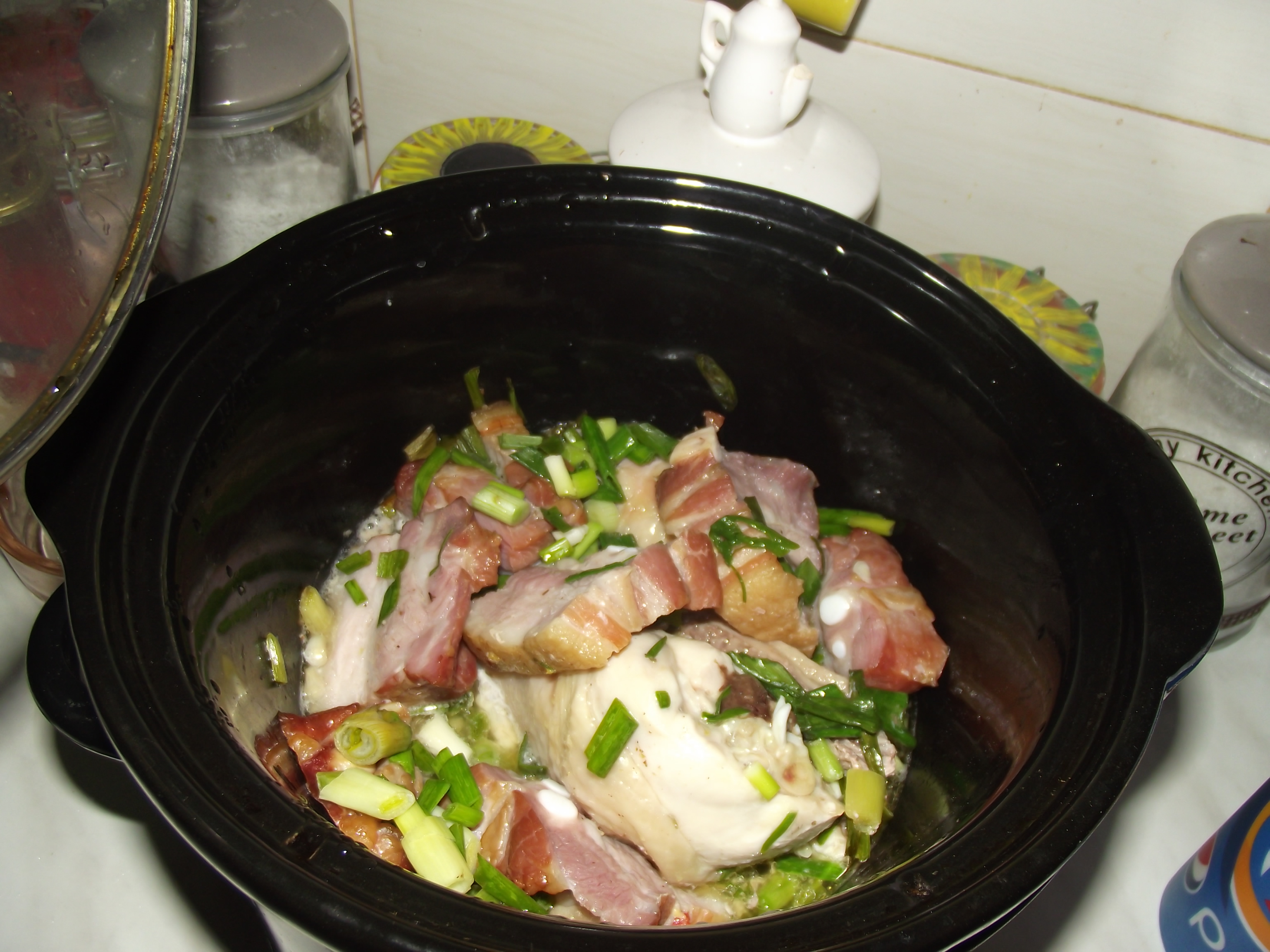 Friptura de pui si porc la slow cooker Crock-Pot cu sos de usturoi verde