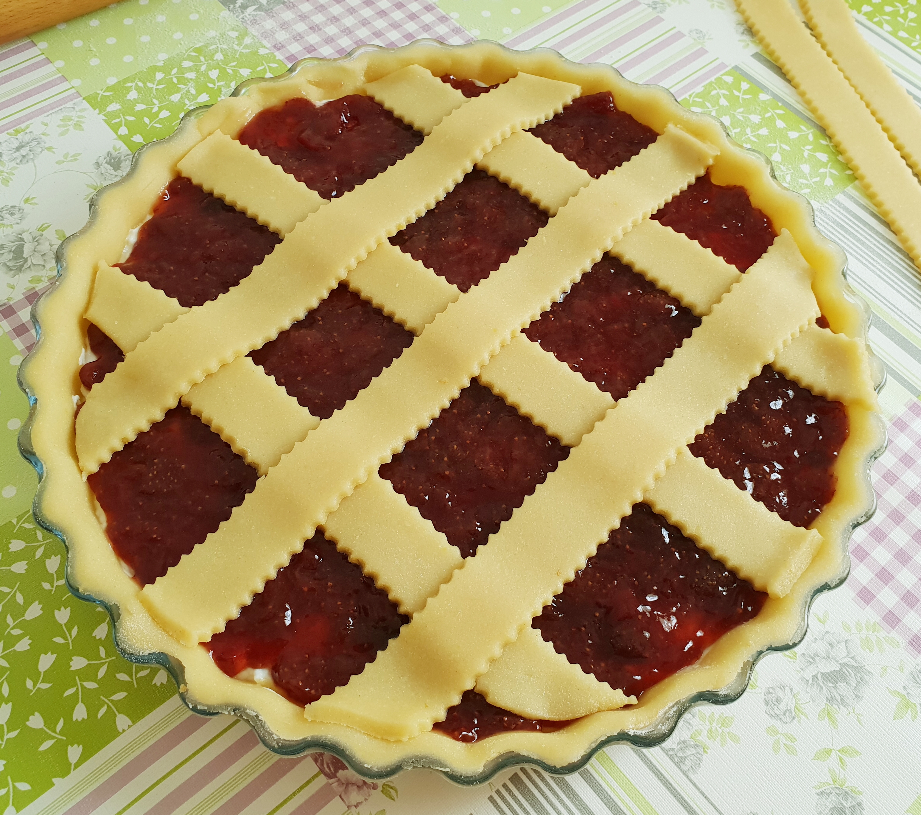 Desert crostata cu ricotta si marmelada de capsuni