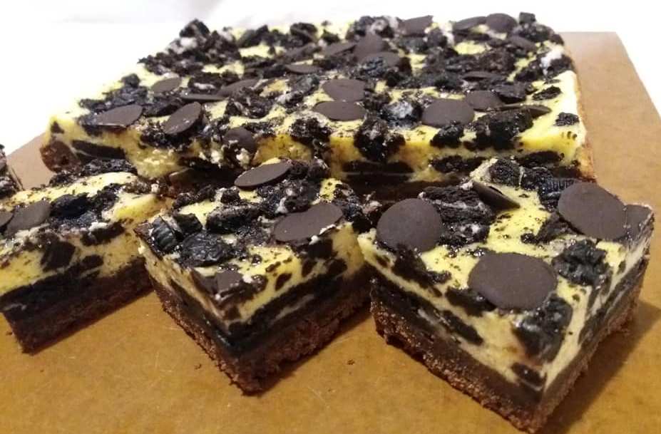 Desert brownie cheesecake cu oreo