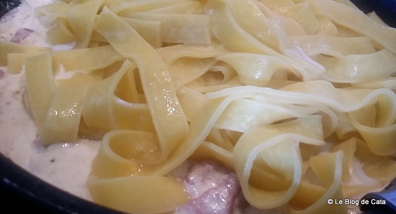 Tagliatelle proaspete cu sos cremos de mozzarella