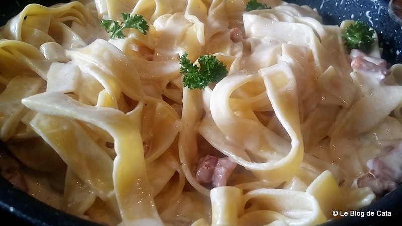 Tagliatelle proaspete cu sos cremos de mozzarella