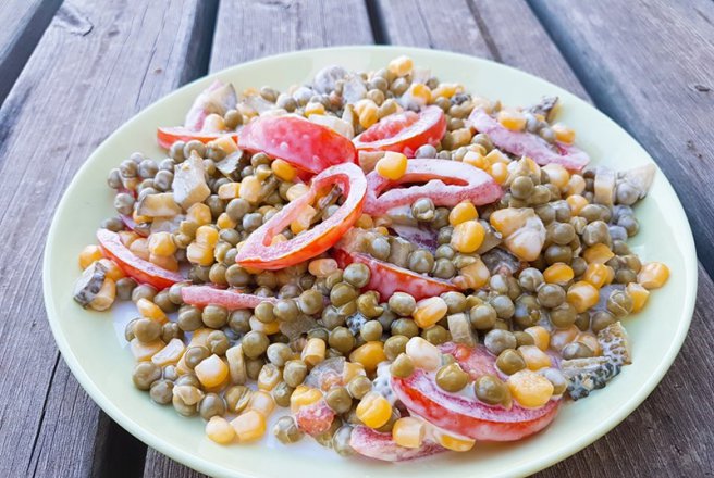 Salata de mazare cu castraveti murati