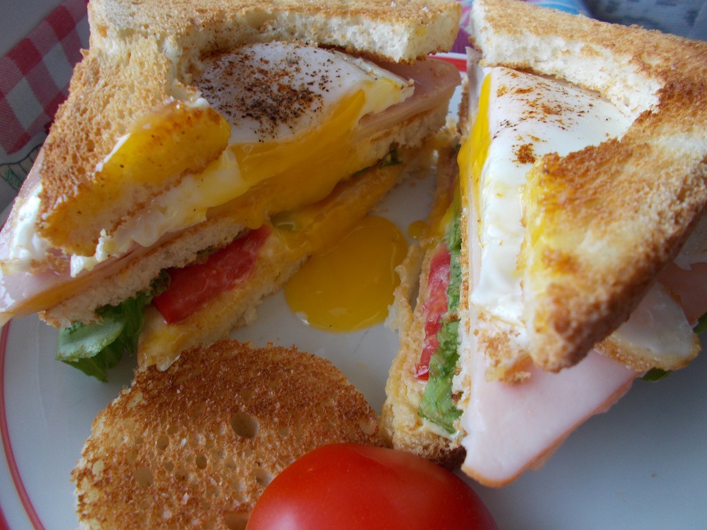 Club sandwich cu ou