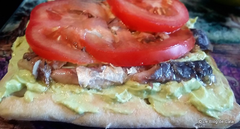 Sandwich Club cu avocado si sardine