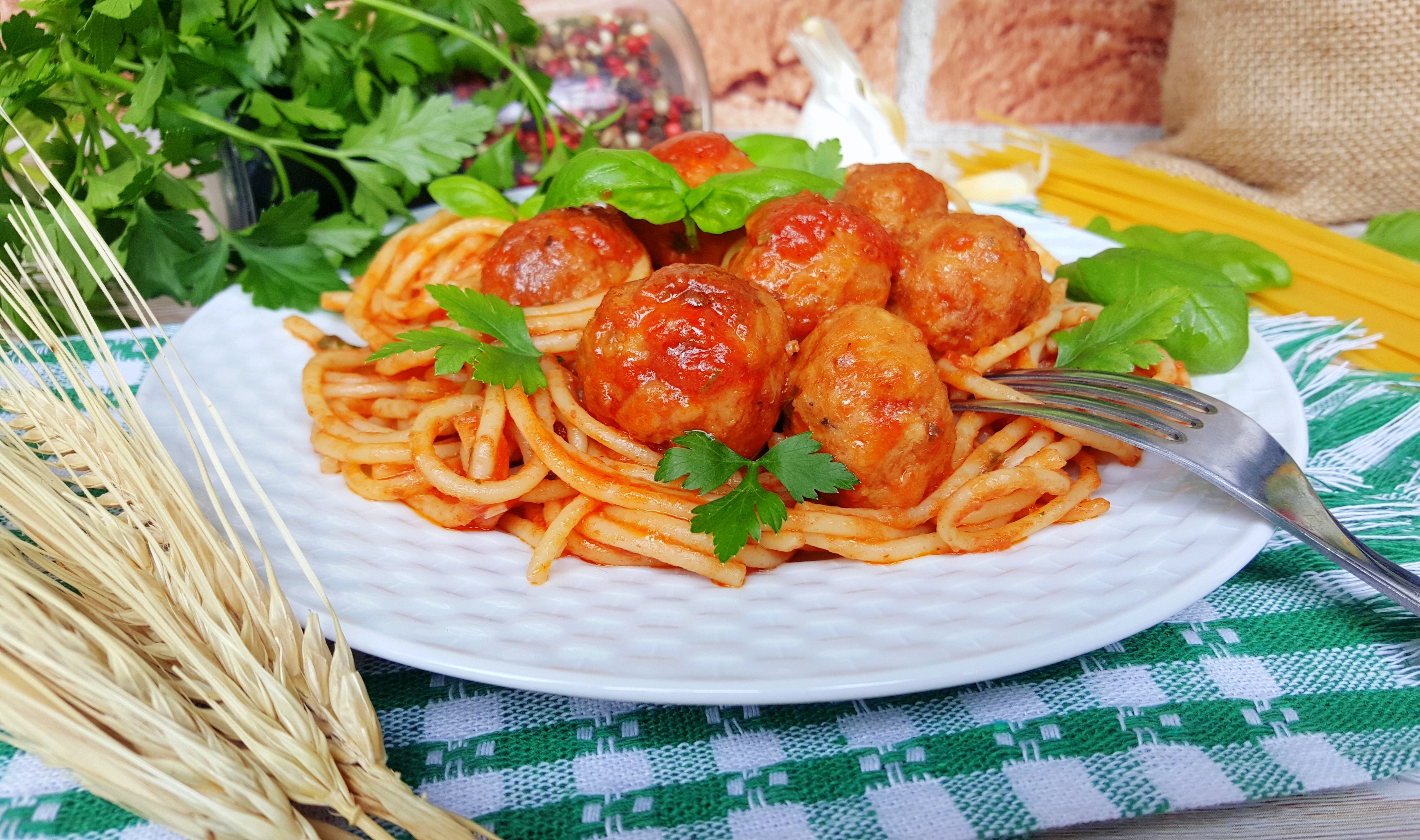 Spaghete cu chiftelute din carne de vita-porc in sos de rosii