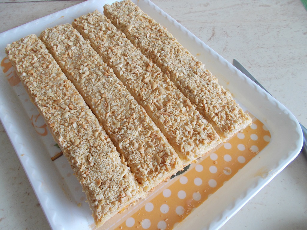 Desert prajitura cu crema din gem de caise si cu alune