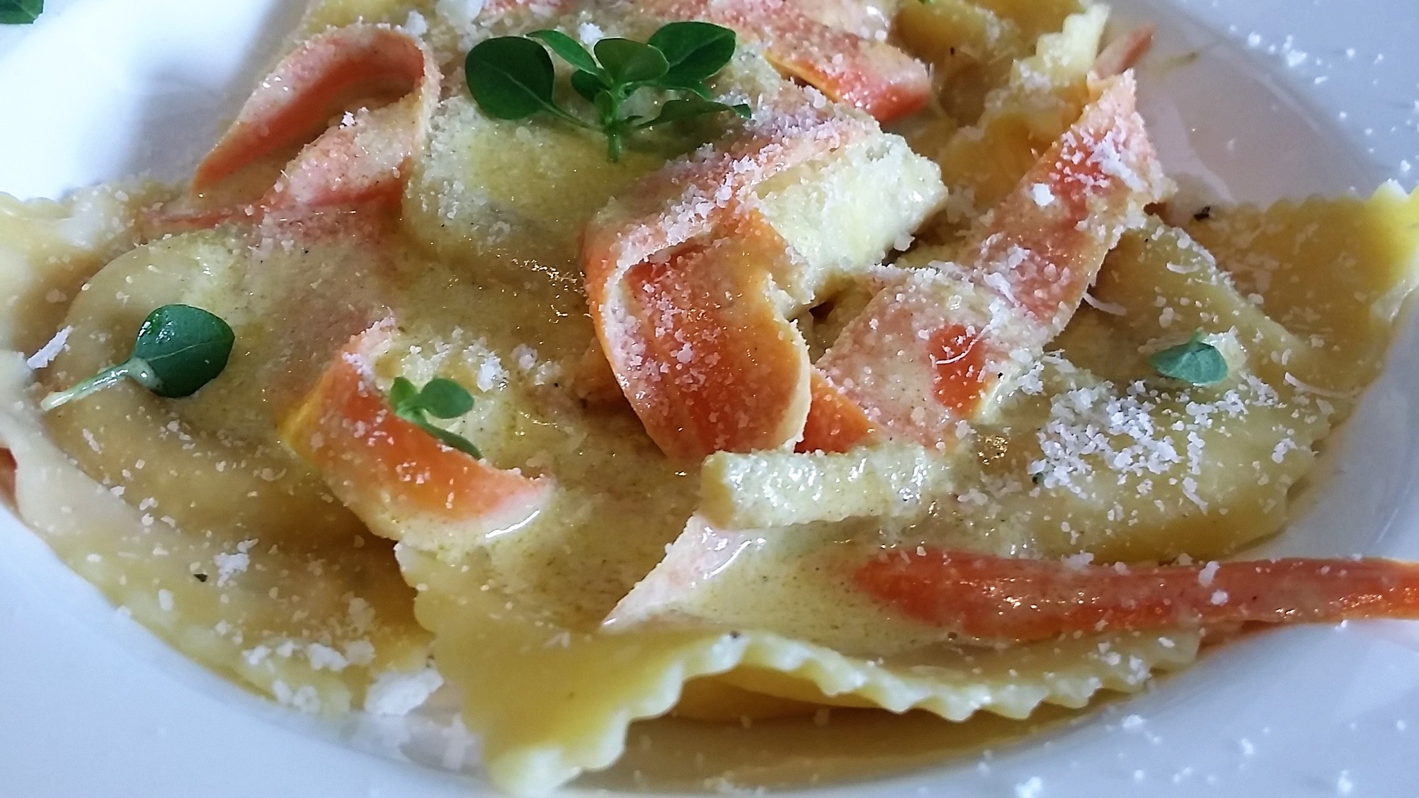 Ravioli proaspete cu sos cremos si curry verde