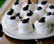 Desert mini Pavlova cu crema de mascarpone si frisca-3