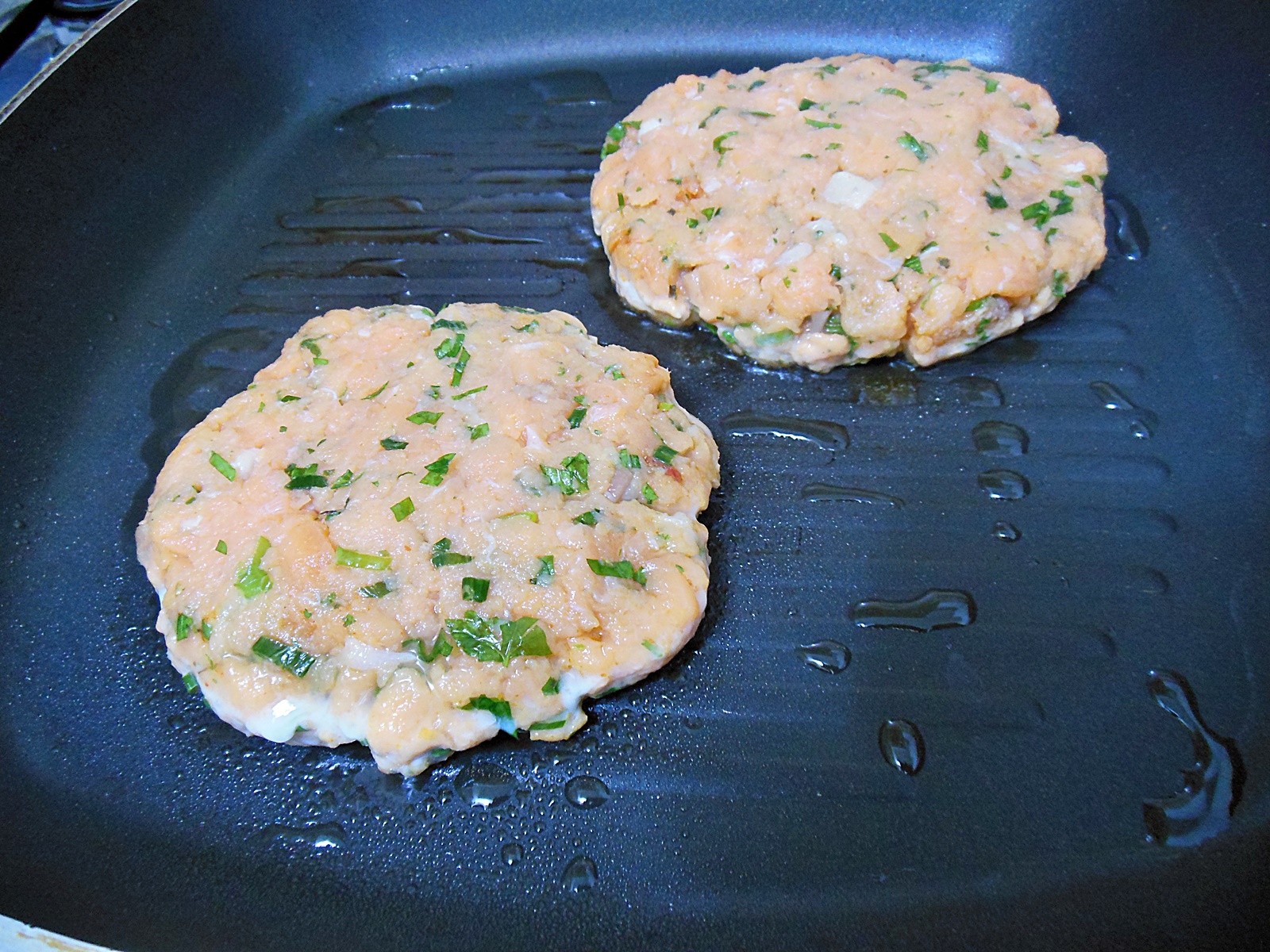 Burger de somon cu pasta de avocado