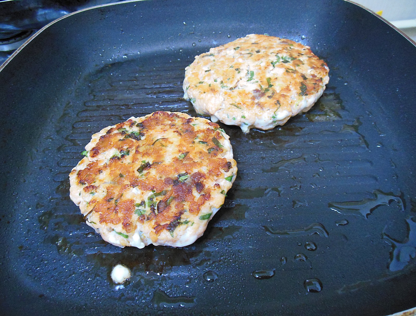 Burger de somon cu pasta de avocado