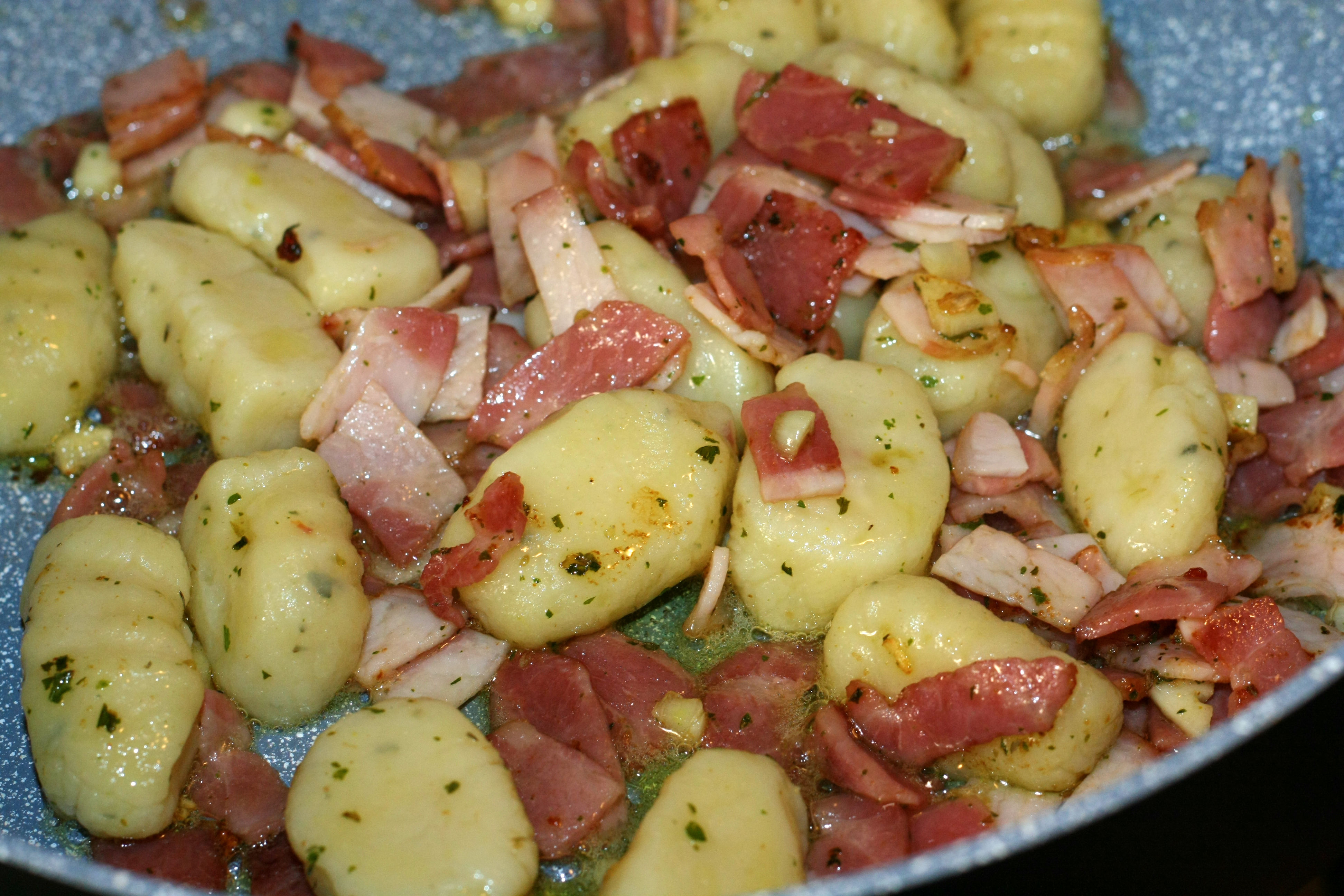 Gnocchi de casa cu sos carbonara