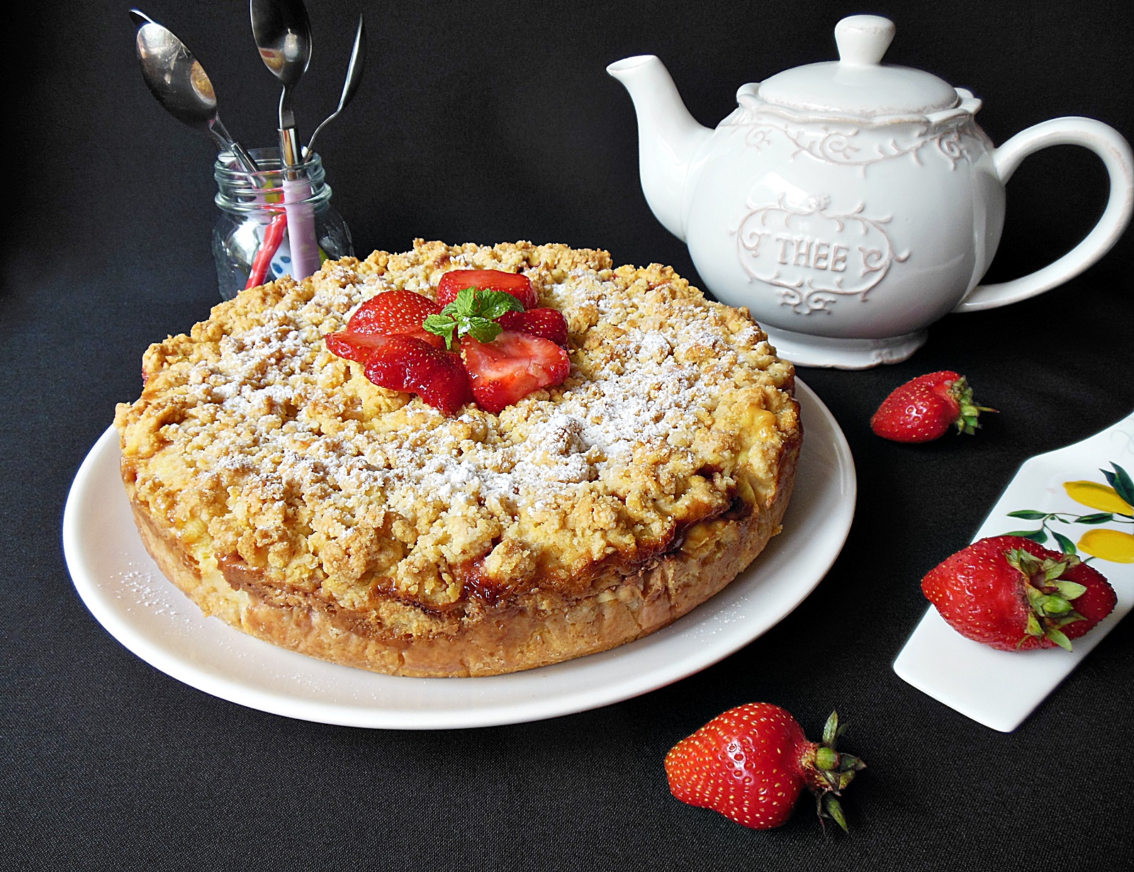 Desert tarta crumble cu mascarpone si capsuni