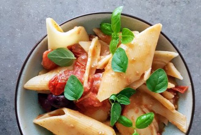 Penoni giganti in sos simplu de pesto si rosii cherry